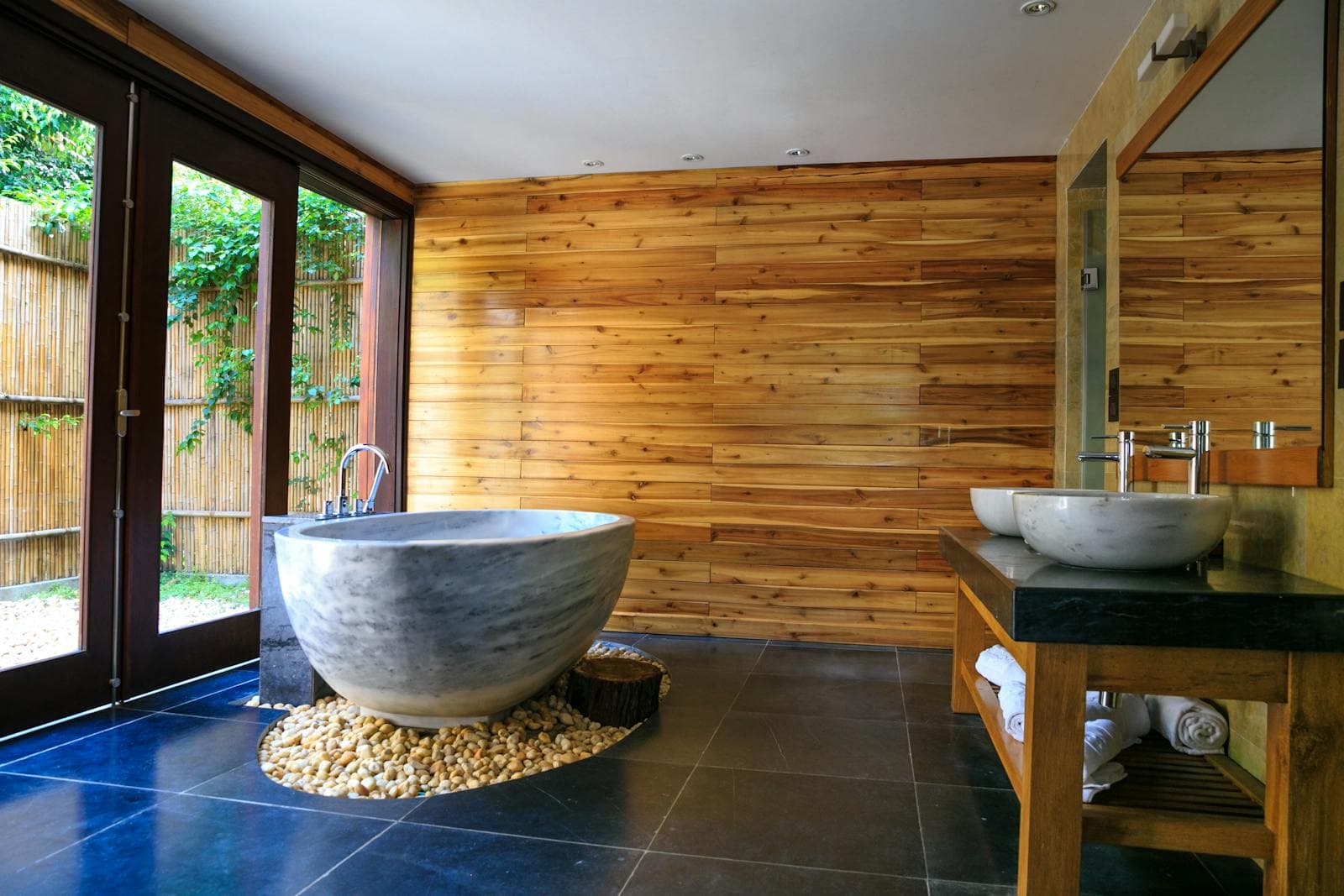 Suadiye'de taş küvet, ahşap kaplama ve doğal ışıkla spa hissi veren bir banyo